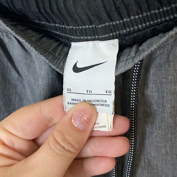 Nike- Grey basketball shorts- Size XL - Picture 4 of 6